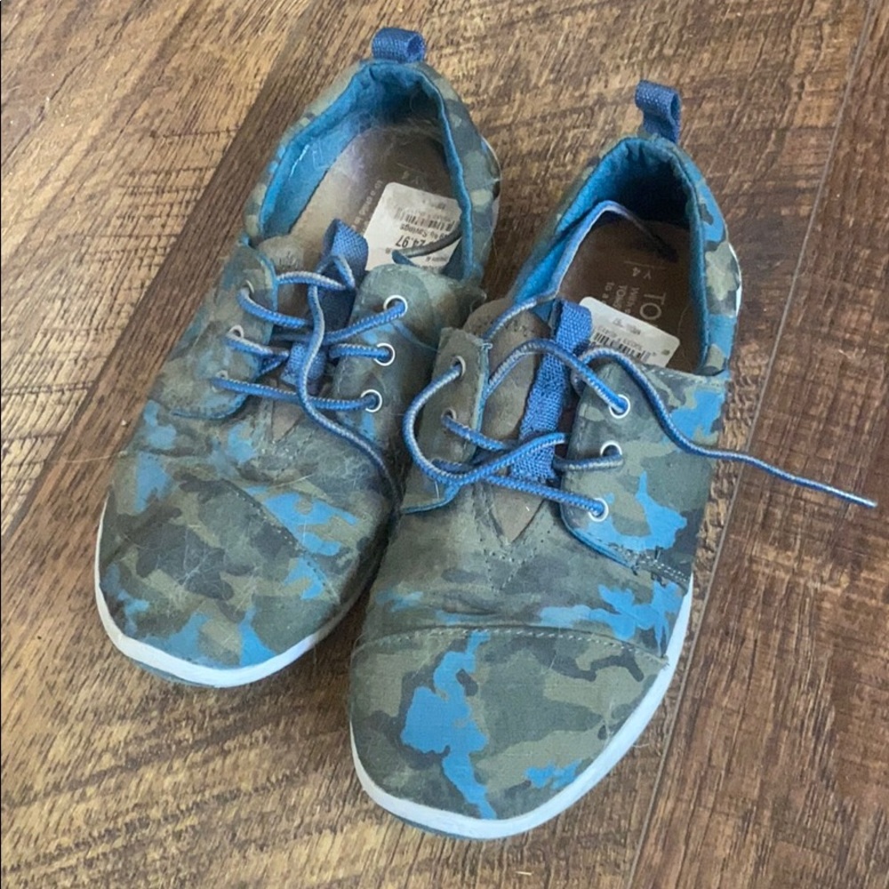 Camo Toms Size 4
